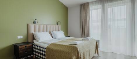 ملاءات للفراش لا تسبب الحساسية وخزنة داخل الغرفة ومكتب