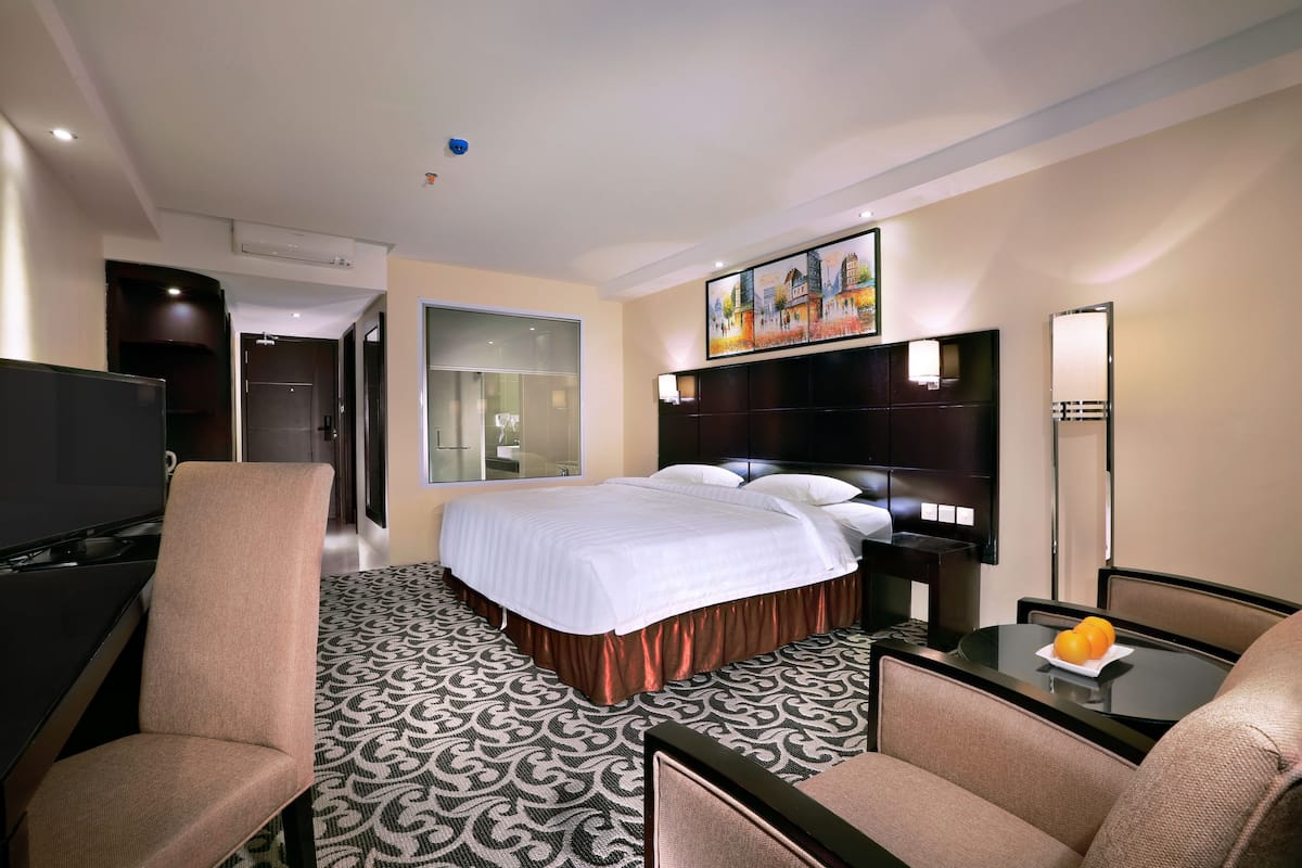 Deluxe premier | Minibar, in-room safe, desk, soundproofing