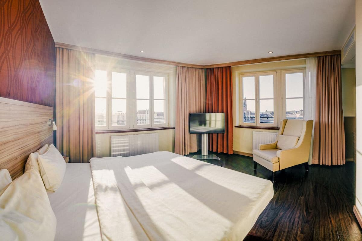 1 bedroom, premium bedding, in-room safe, desk