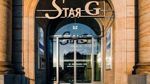 The entrance to a building with a sign reading "Star G" and "Haus Markt".