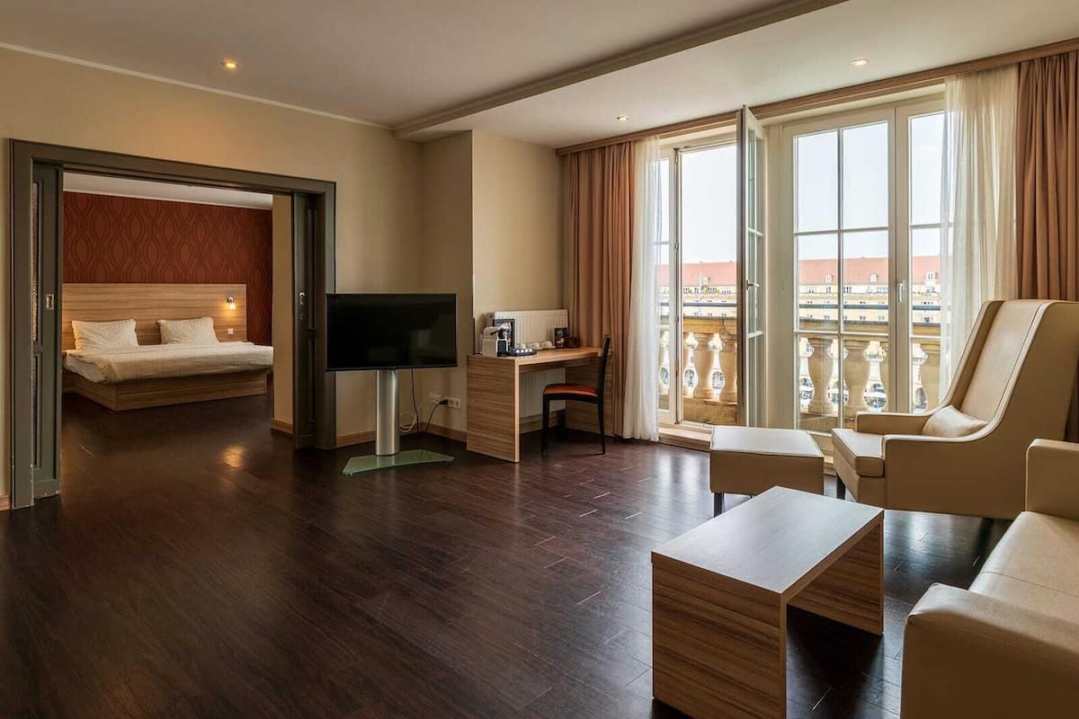 1 bedroom, premium bedding, in-room safe, desk