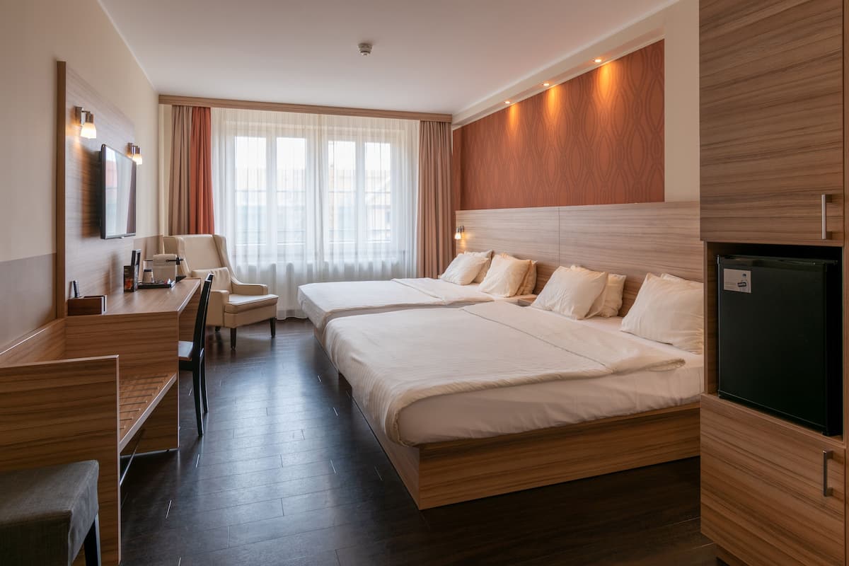 1 Schlafzimmer, hochwertige Bettwaren, Zimmersafe, Schreibtisch