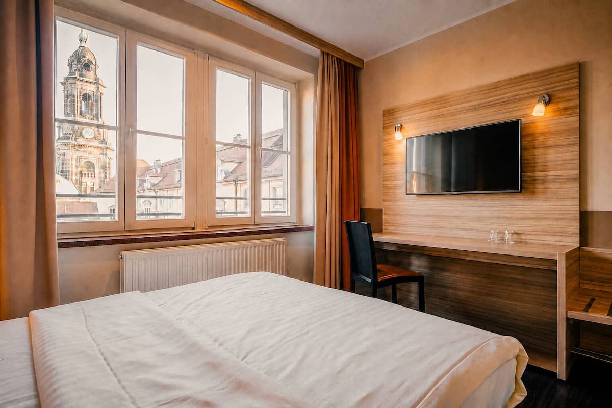 Premium bedding, in-room safe, desk, laptop workspace
