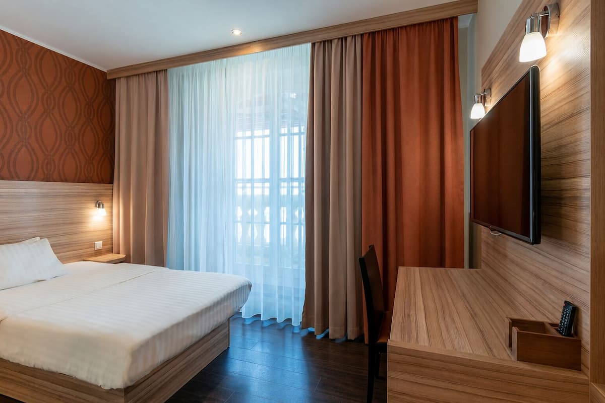 Standard Single Room | Premium bedding, in-room safe, desk, laptop workspace