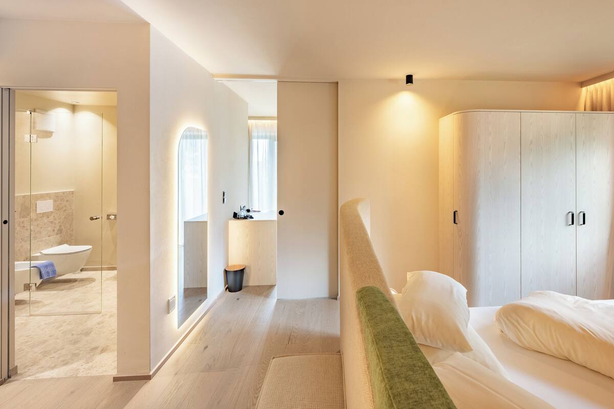 1 bedroom, premium bedding, minibar, in-room safe