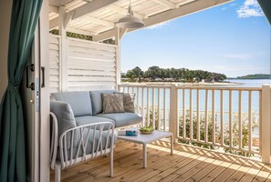 Superior View Mobile Home, Terrace | Utsikt mot strand/hav
