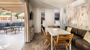 Forest Escape Family Mobile Home, Terrace | Oppholdsområde | En 43-tommers Flatskjerm-TV med Parabol-TV samt TV