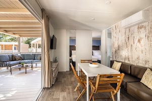Forest Escape Family Mobile Home, Terrace | Vardagsrum | 43-tums platt-tv med satellitkanaler och tv