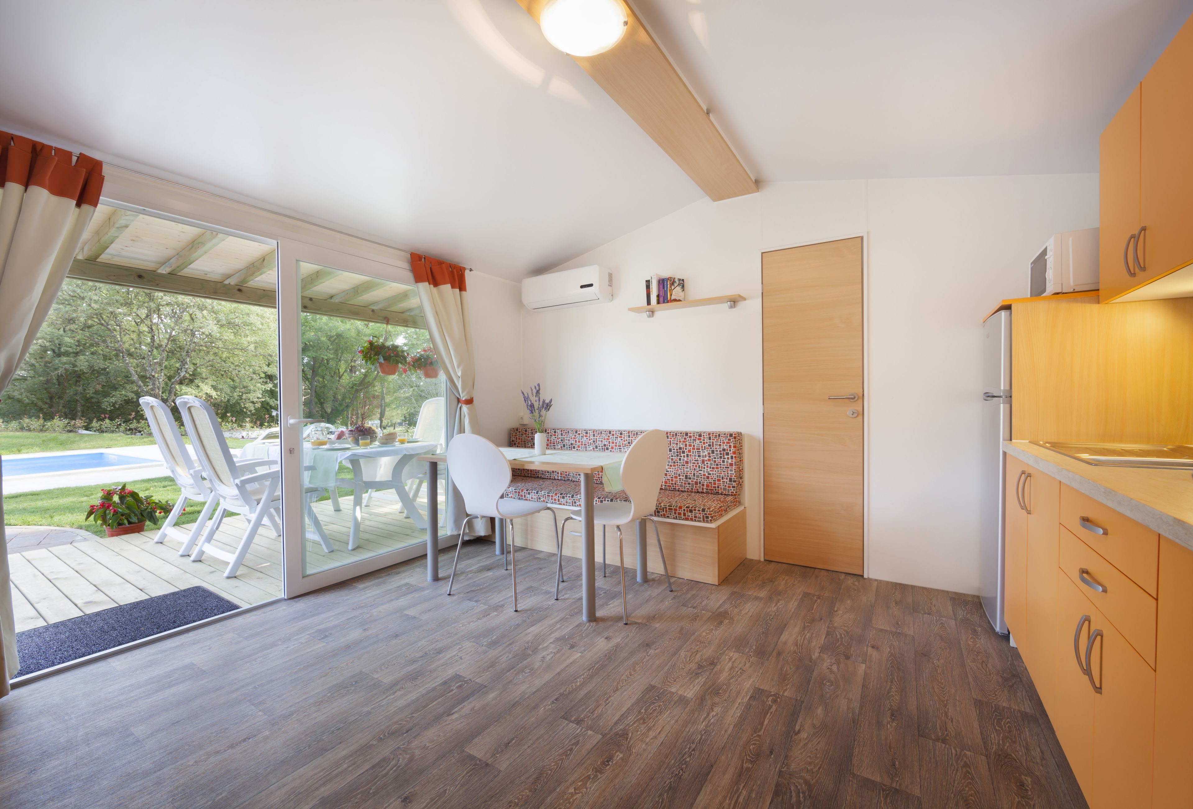 Eine moderne Küche mit Holzschränken und einem eingebauten Backofen.