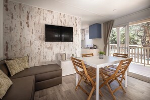 Forest Escape Mobile Home, Terrace | 거실 공간 | 위성 채널 시청이 가능한 43인치 평면 TV, TV