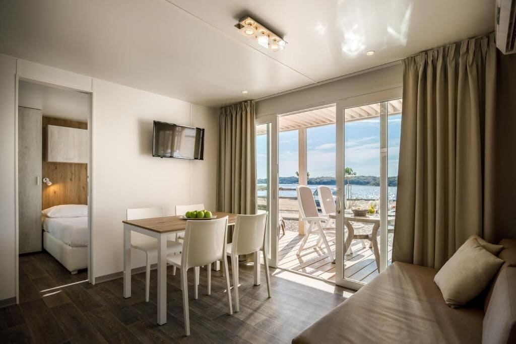Comfort Mobile Home, Terrace | Zona de estar | Televisión de pantalla plana de 43 pulgadas con canales por satélite