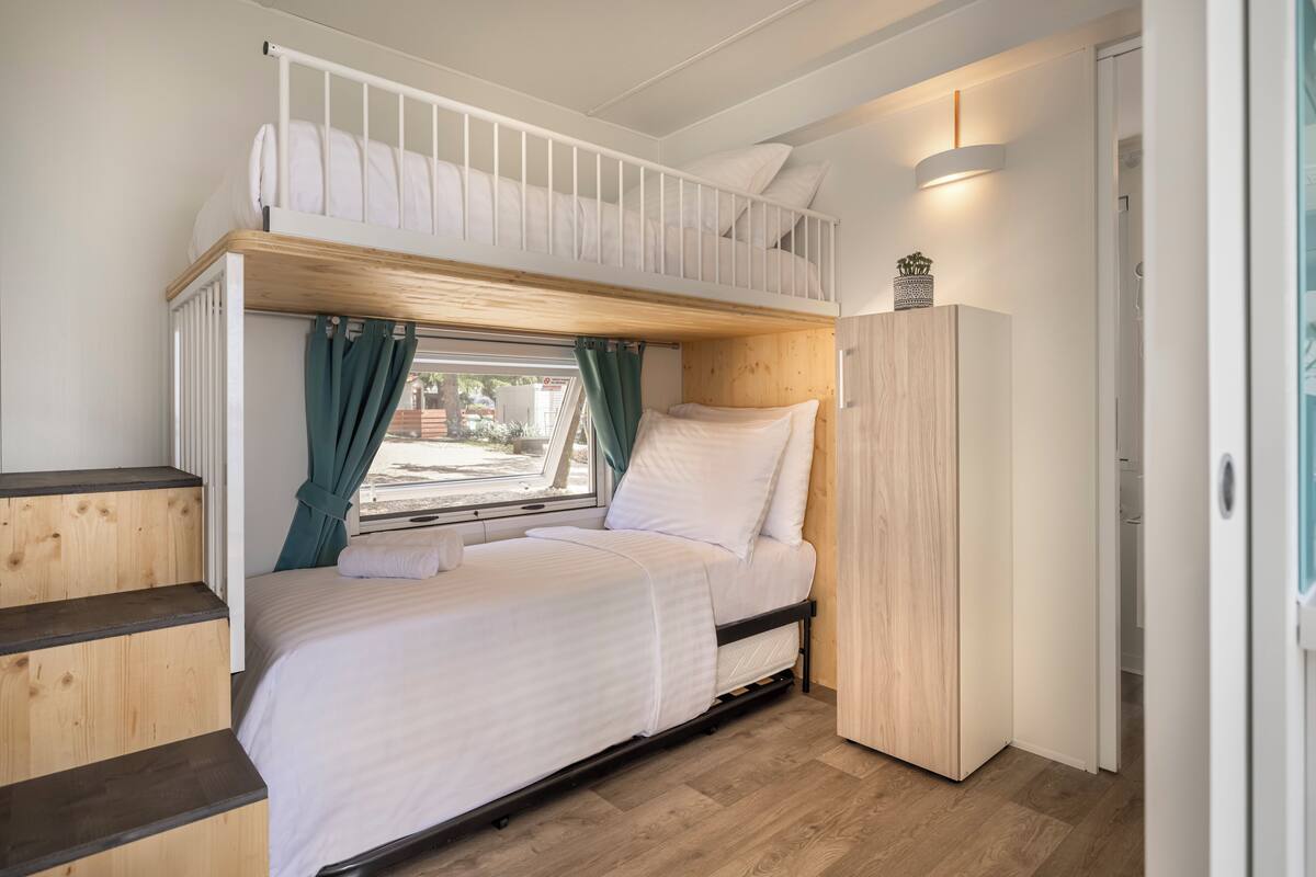 Superior View Mobile Home, Terrace | 免費無線上網、床單