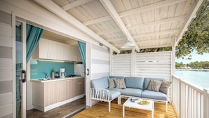 Superior View Mobile Home, Terrace | Eget kjøkken | Kaffetrakter/tekoker, kjøleskap, mikrobølgeovn og kokeplater