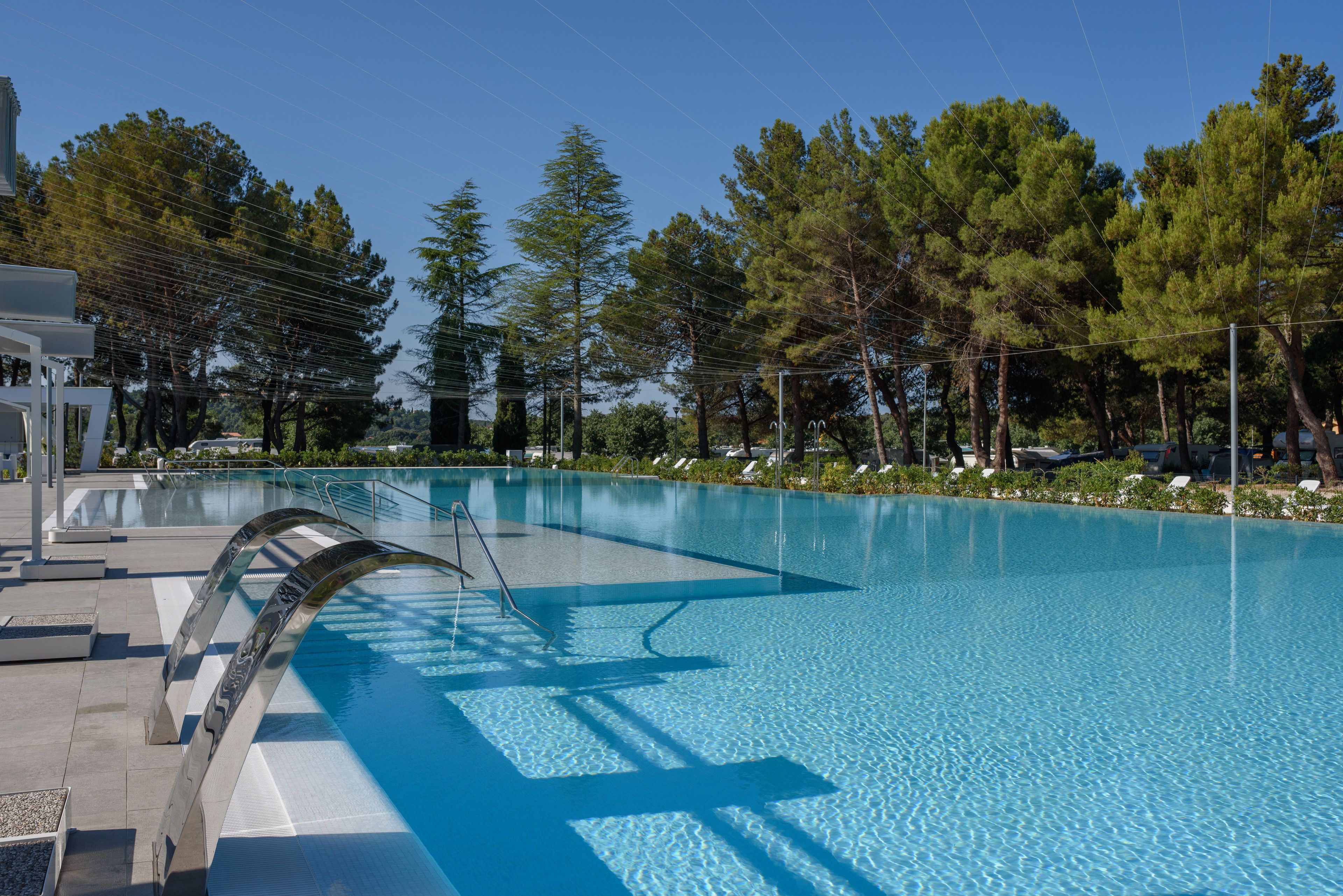 Piscina a l'aire lliure de temporada (horari: 09:00-19:00) i gandules 