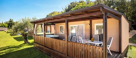 Standard Mobile Home, Hot Tub | Jetted bathtub