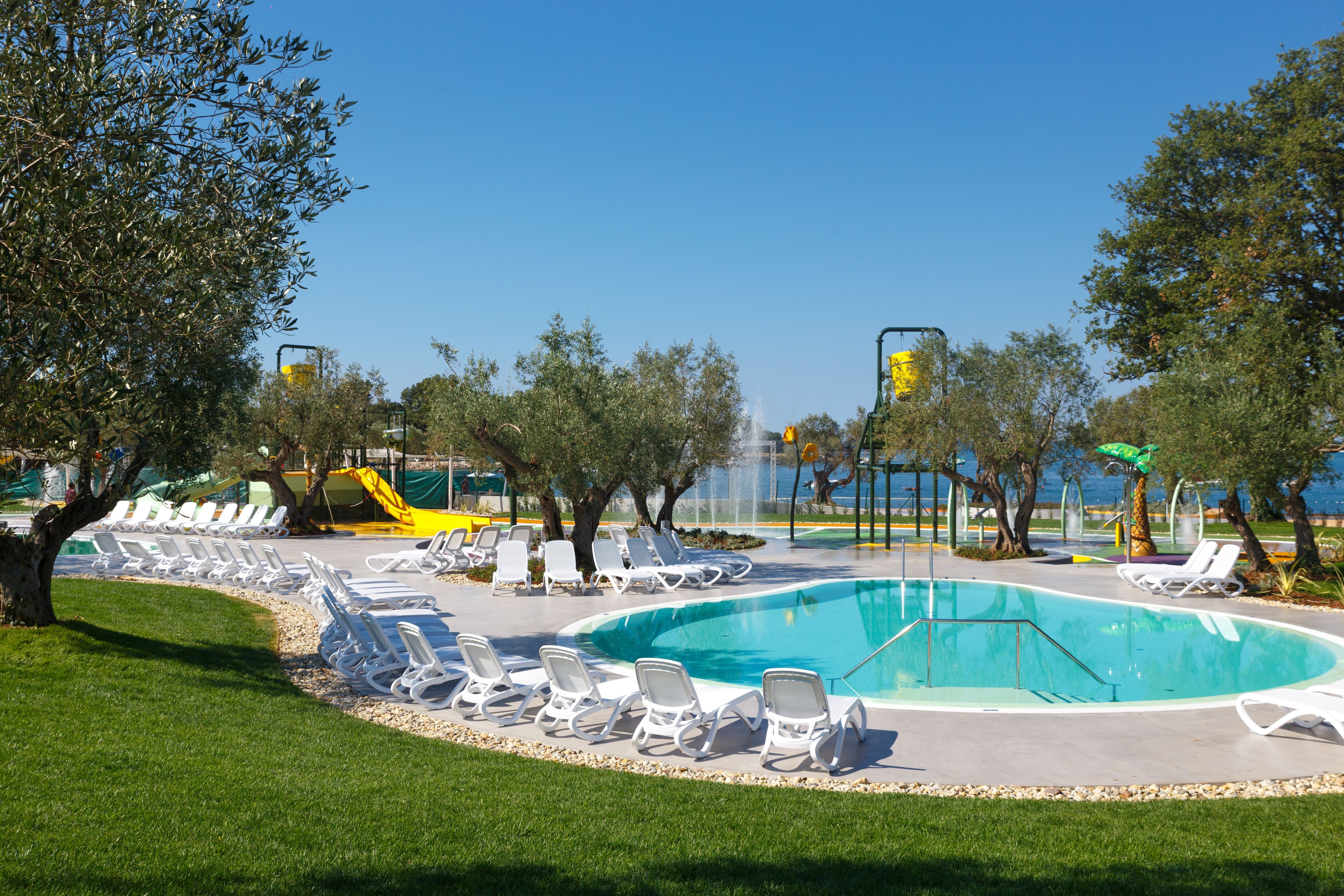 Een seizoensgebonden buitenzwembad