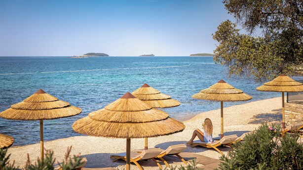 A beach with thatched umbrellas and sun loungers. - Maistra Camping Polari Mobile homes   (Rovinj)