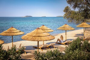 Accommodatie ligt op het strand, ligstoelen, parasols, surfen