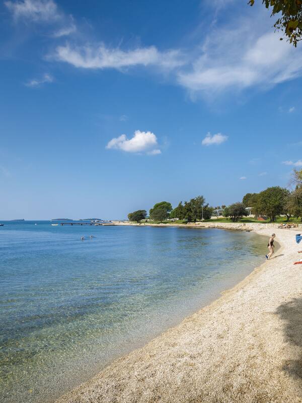 Sulla spiaggia, lettini da mare, ombrelloni, surf