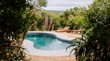 2 albercas al aire libre y camastros