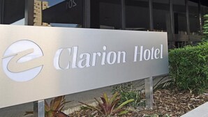 A sign for Clarion Hotel with a modern design. - Clarion Hotel Townsville (Townsville)