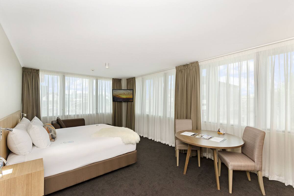 premium bedding, pillow-top beds, minibar, in-room safe