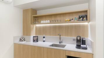 Frigobar, cafetera expreso, cafetera/tetera, tetera/pava eléctrica