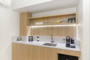 Mini réfrigérateur, machine à expresso, cafetière/bouilloire