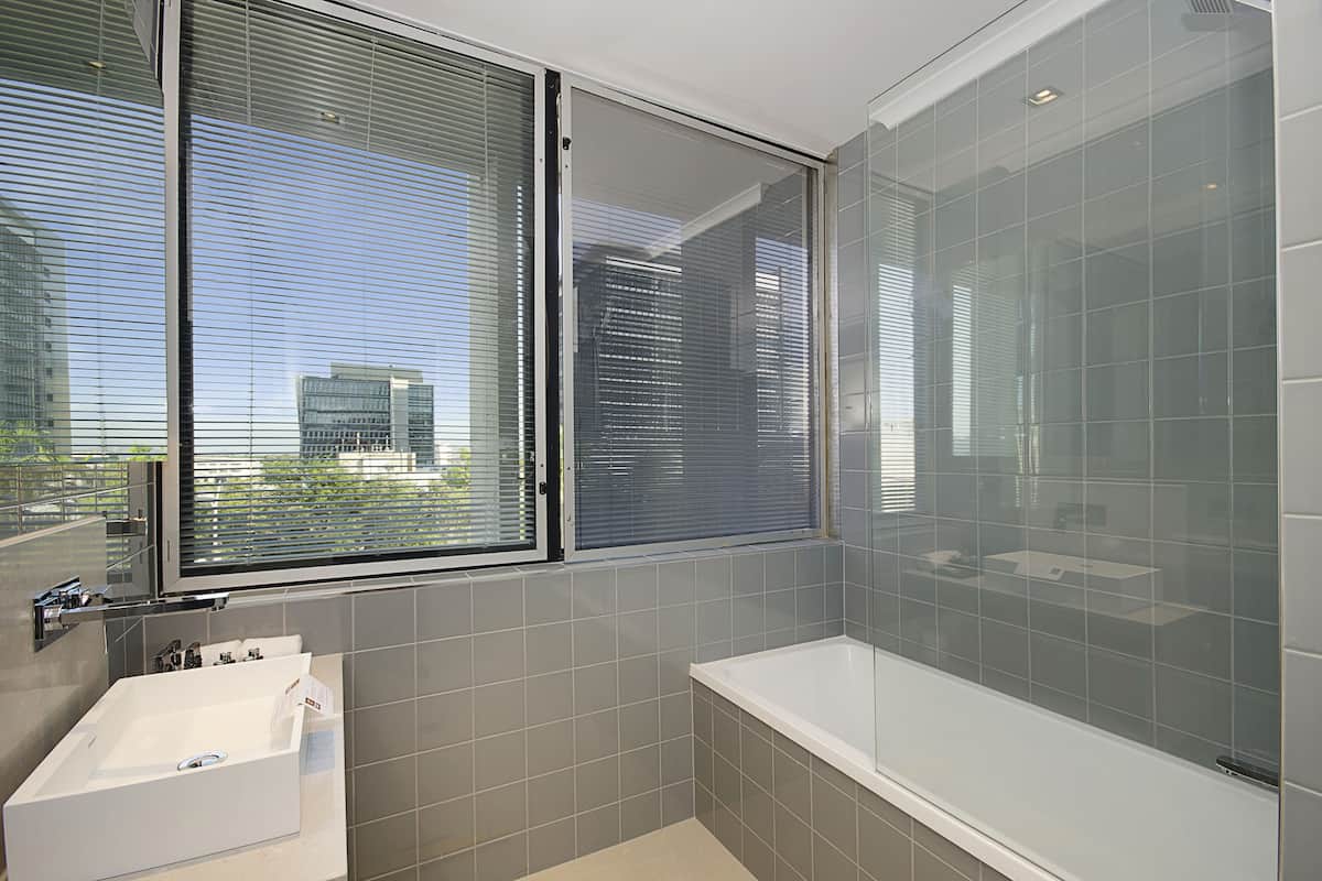 standard room, 1 king bed, non smoking | bathroom | free toiletries, hair dryer, towels