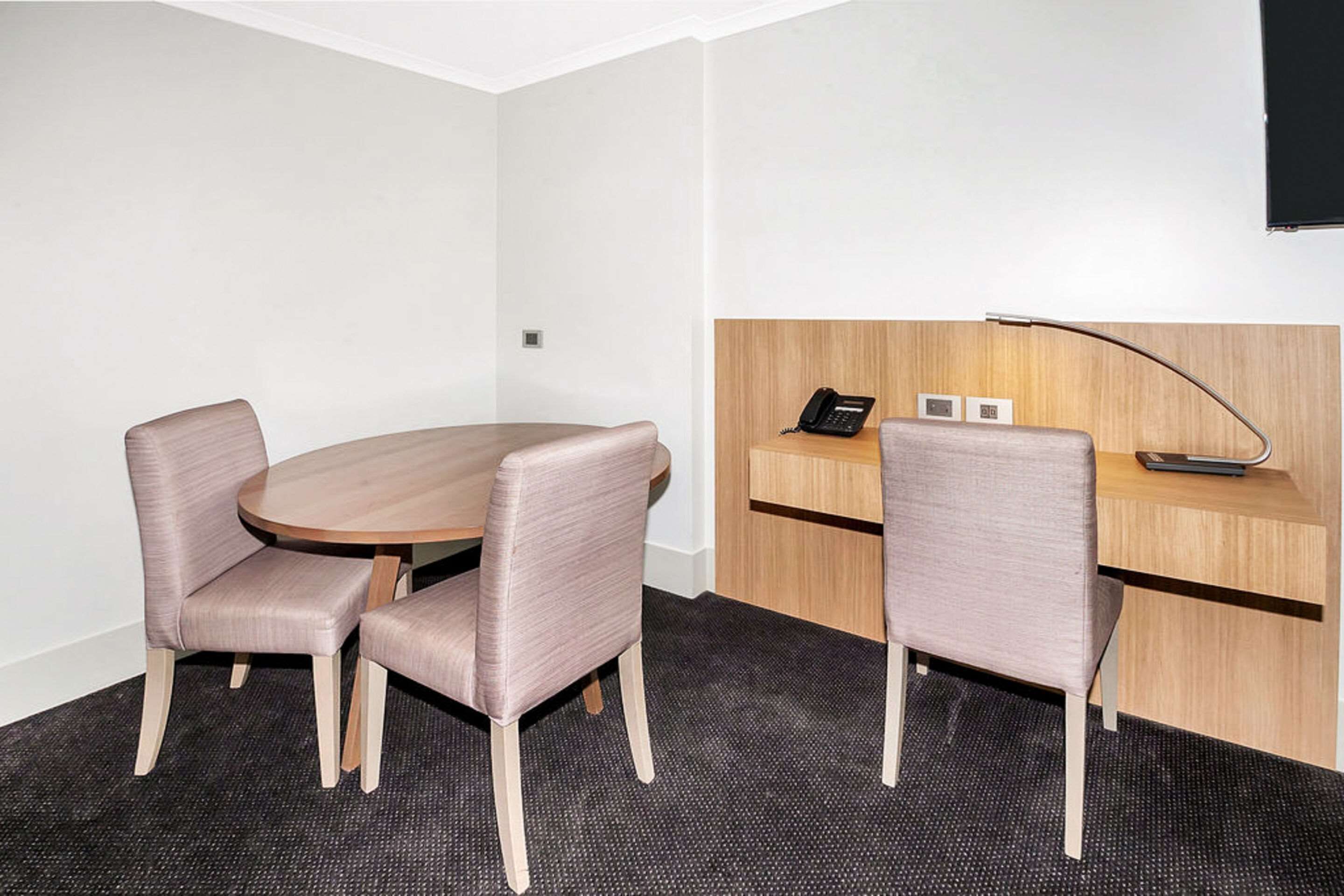 standard room, 1 king bed, non smoking | premium bedding, pillow-top beds, minibar, in-room safe