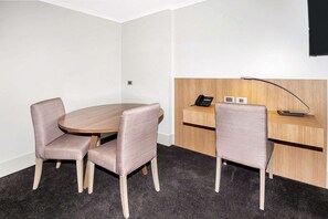 Quarto standard, 1 cama King, para não fumantes | Roupas de cama premium, camas com colchões pillow-top, frigobar