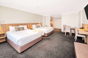 Quarto standard, 2 camas Queen, para não fumantes | Roupas de cama premium, camas com colchões pillow-top, frigobar