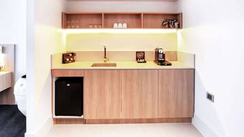 Camera Standard, 1 letto king, non fumatori | Biancheria da letto di alta qualità, materassi a doppio strato, minibar