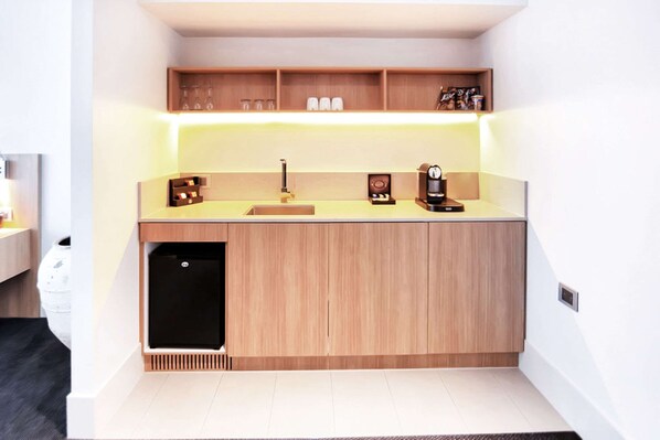 Chambre Standard, 1 très grand lit, non-fumeurs | Literie de qualité supérieure, surmatelas, minibar