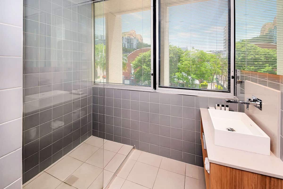 standard room, 1 queen bed, non smoking | bathroom | free toiletries, hair dryer, towels