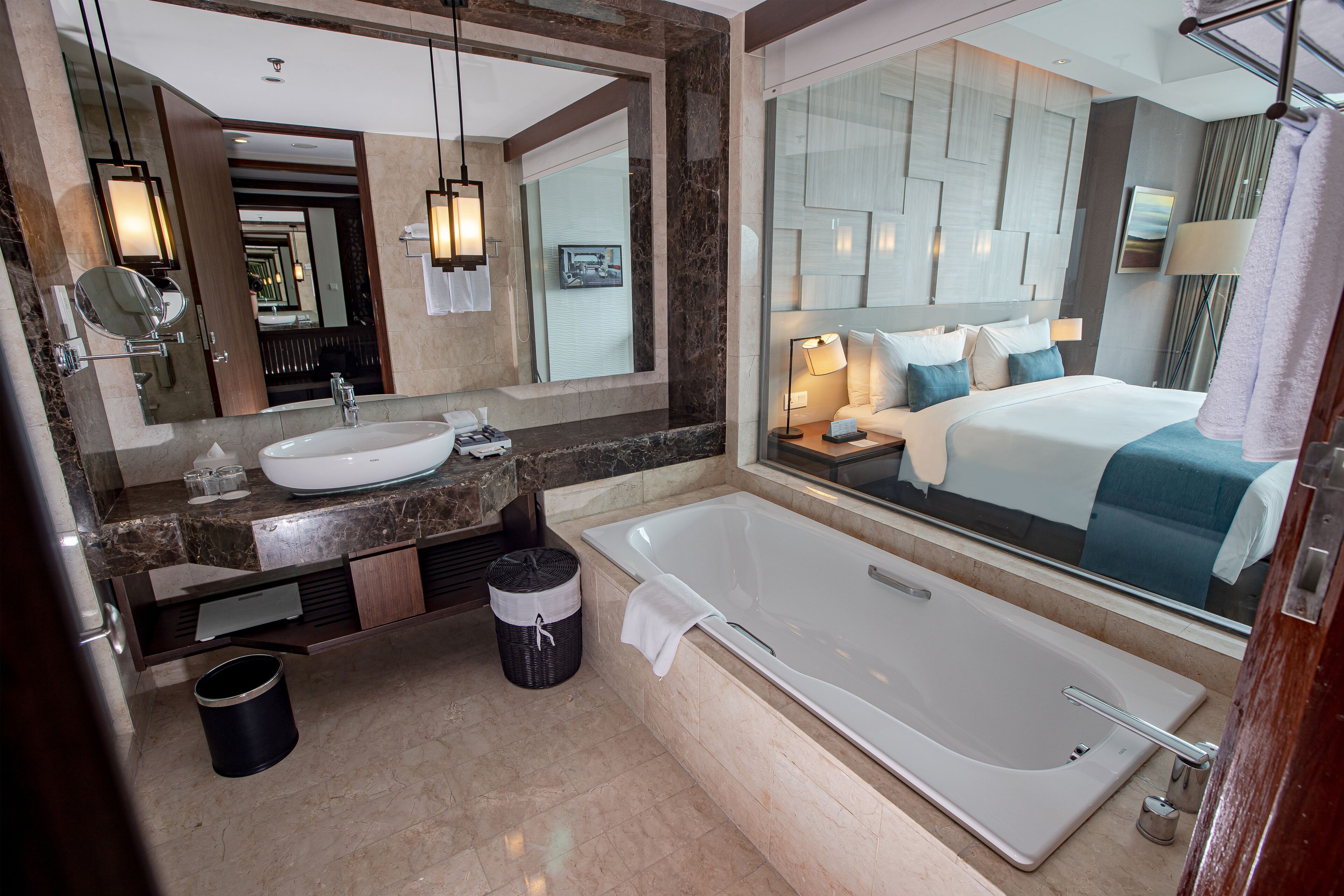 Grand Suite, 1 Twin Bed | Bathroom | Free toiletries, hair dryer, bathrobes, slippers