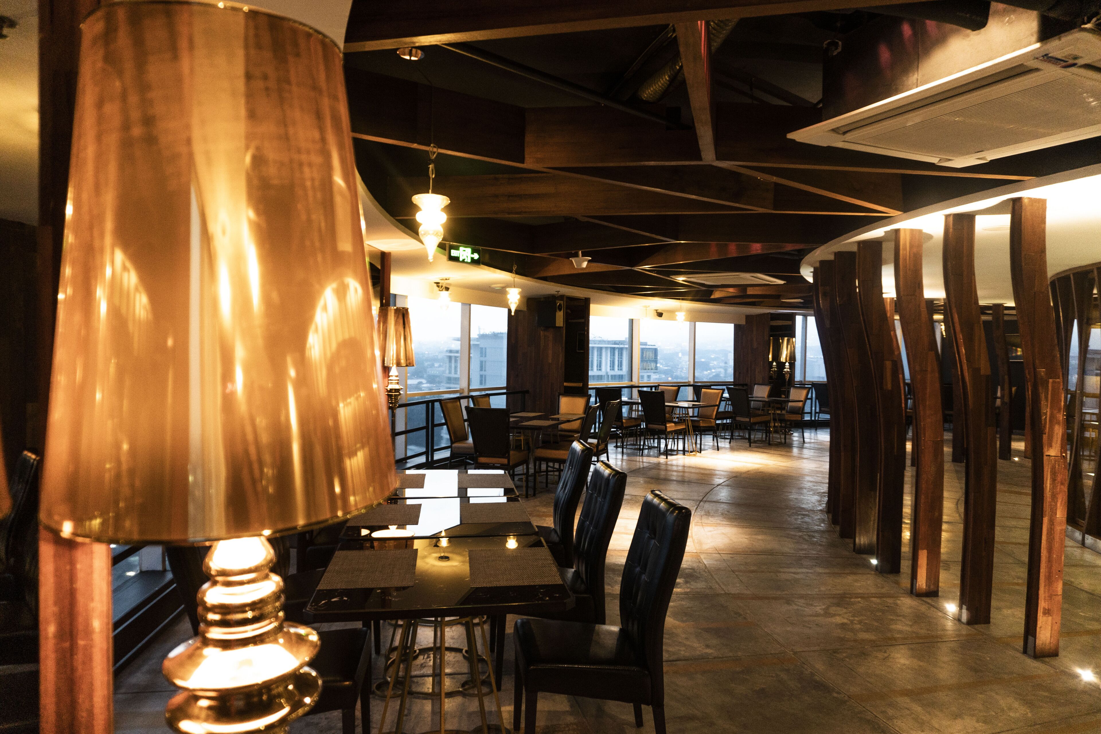 供應早餐、午餐、晚餐；多國菜