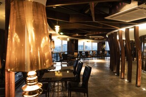 Breakfast, lunch, dinner served; international cuisine - Crowne Plaza Bandung by IHG (Bandung)