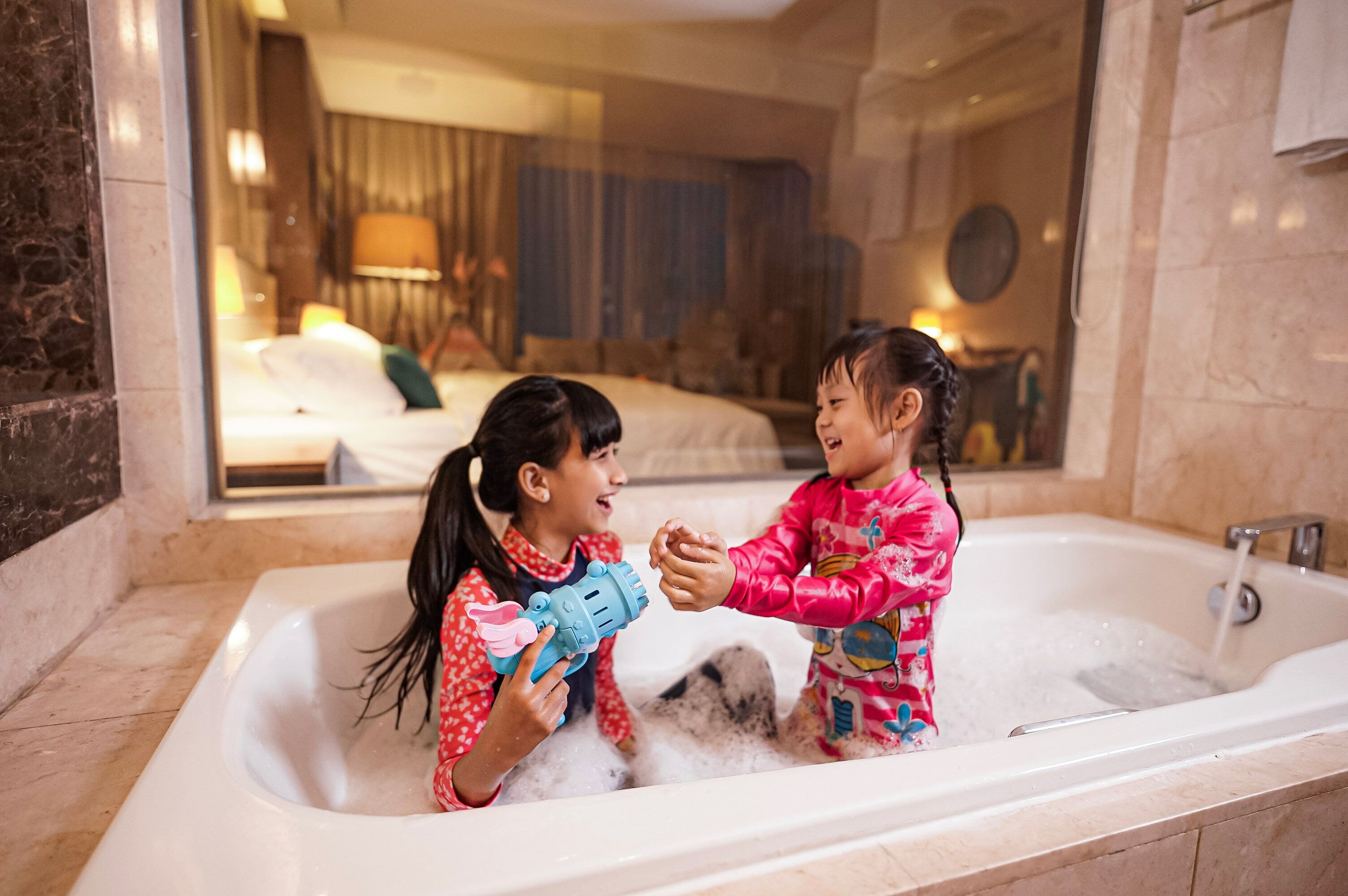 Junior Suite, 1 King Bed, Accessible, Club Lounge Access | Bathroom | Free toiletries, hair dryer, bathrobes, slippers