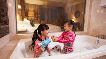 Junior Suite, 1 King Bed, Accessible, Club Lounge Access | Bathroom | Free toiletries, hair dryer, bathrobes, slippers