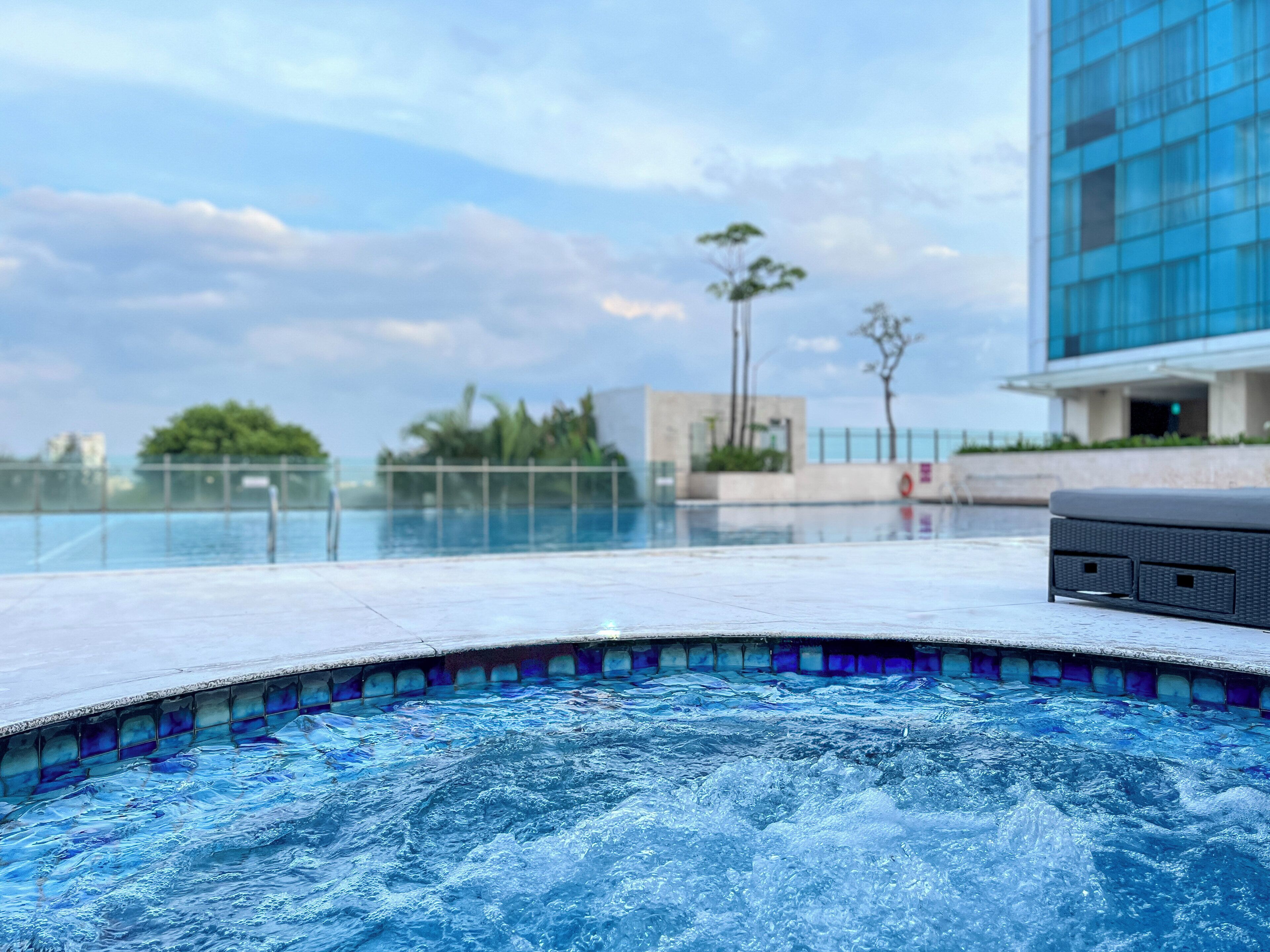 Kolam renang outdoor, dengan kursi berjemur