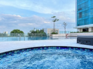 Outdoor pool, open 6:00 AM to 8:00 PM, sun loungers - Crowne Plaza Bandung by IHG (Bandung)
