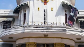 A building with a prominent sign reading 'DE MAJESTIC BANDUNG' and a large golden decorative element above the entrance.