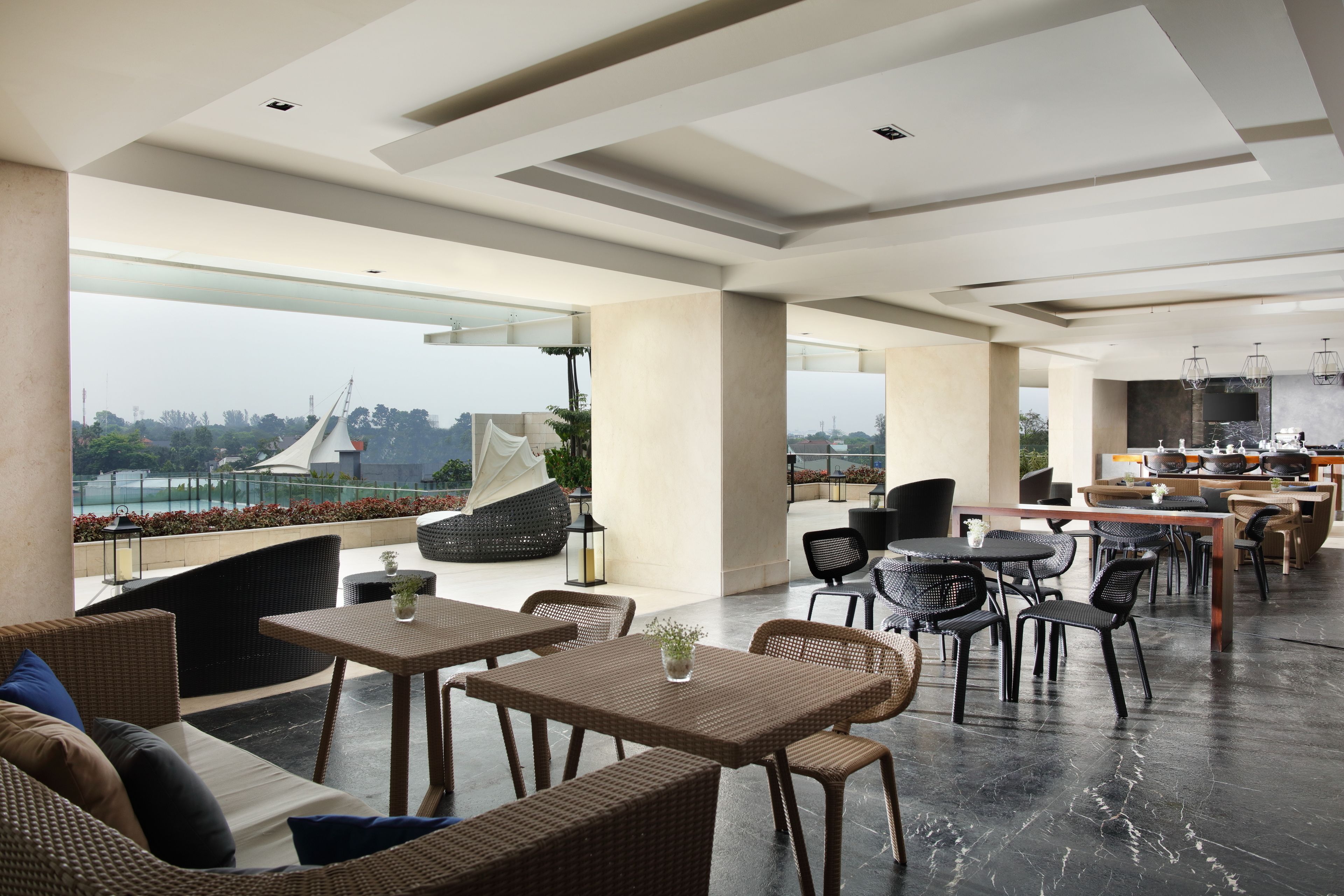 breakfast, lunch, dinner served; international cuisine