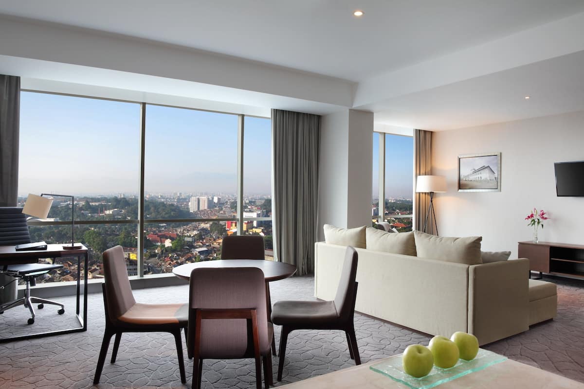 Grand Suite, 1 Twin Bed | Minibar, in-room safe, desk, laptop workspace