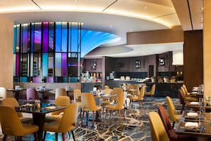 Breakfast, lunch, dinner served; international cuisine - Crowne Plaza Bandung by IHG (Bandung)