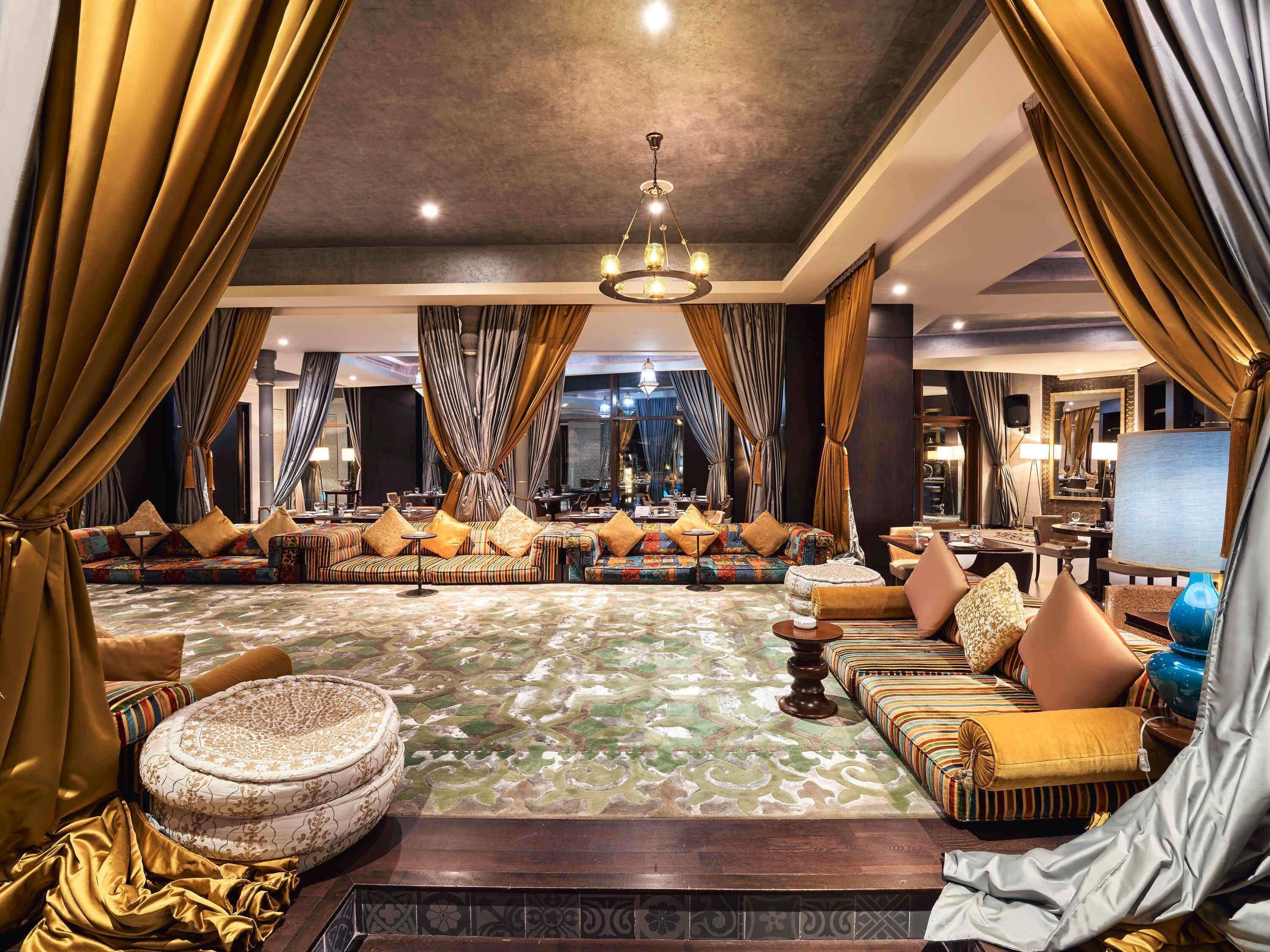 Petit déjeuner, déjeuner et dîner servis sur place, vue sur la piscine