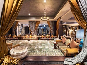 Se sirven desayunos y cocina internacional, con vista a la piscina 