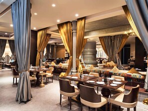 供應早餐、午餐和晚餐,國際料理,游泳池景觀