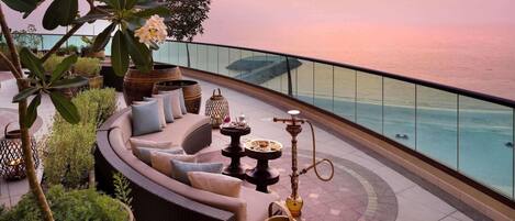 2 bars, bar en milieu de piscine, bar en bord de piscine, bar de plage